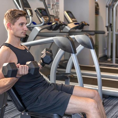 Meriton Suites North Ryde Сидни Екстериор снимка A man using a dumbbell to exercise