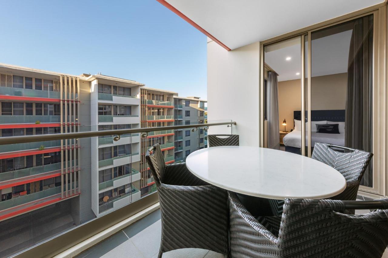 Meriton Suites North Ryde Сидни Екстериор снимка Balcony of a two-bedroom apartment