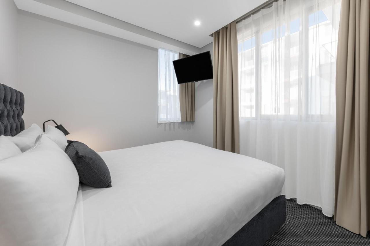 Meriton Suites North Ryde Сидни Екстериор снимка A bedroom at the hotel