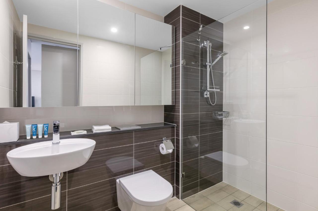 Meriton Suites North Ryde Сидни Екстериор снимка A modern bathroom with a shower cubicle