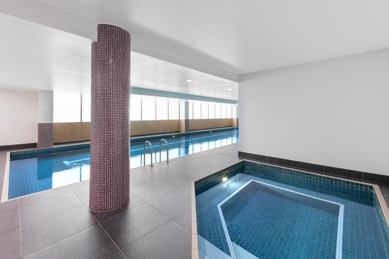 Meriton Suites North Ryde Сидни Екстериор снимка The swimming pool at the hotel