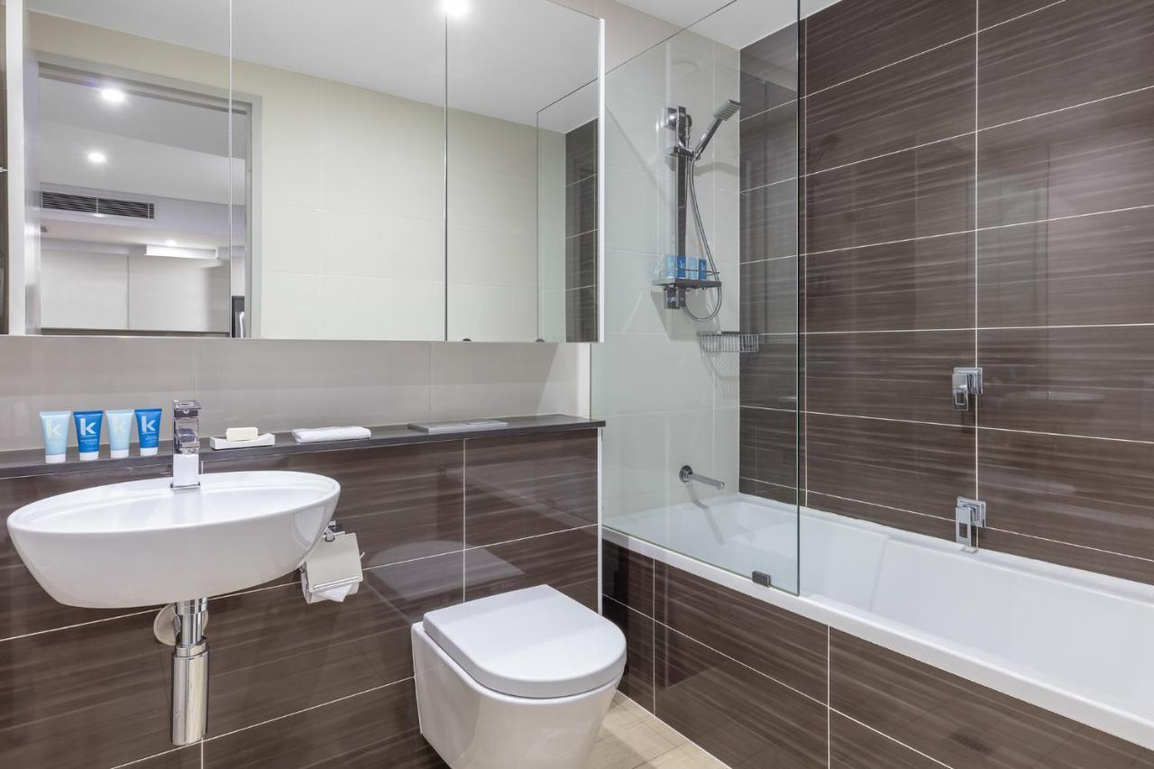 Meriton Suites North Ryde Сидни Екстериор снимка A typical bathroom in a Premier Inn