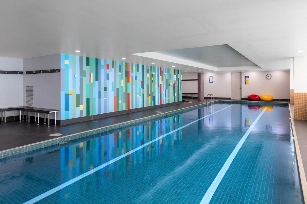 Meriton Suites North Ryde Сидни Екстериор снимка The swimming pool at the hotel