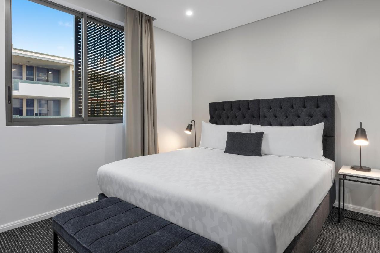 Meriton Suites North Ryde Сидни Екстериор снимка A bedroom at the hotel