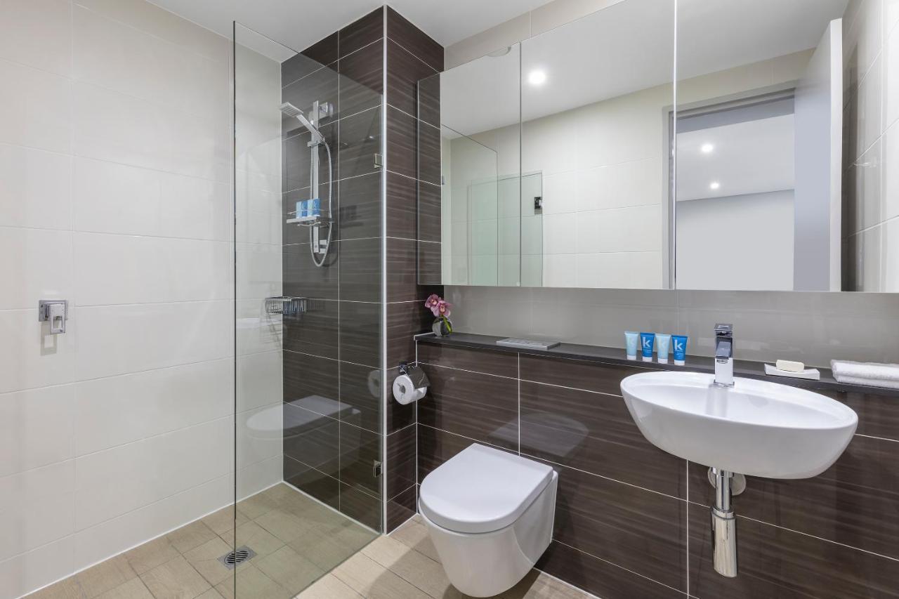 Meriton Suites North Ryde Сидни Екстериор снимка A modern bathroom