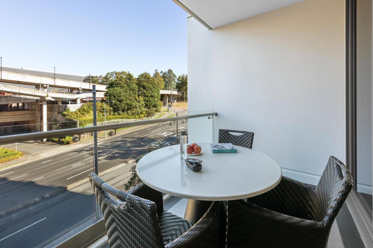 Meriton Suites North Ryde Сидни Екстериор снимка A balcony