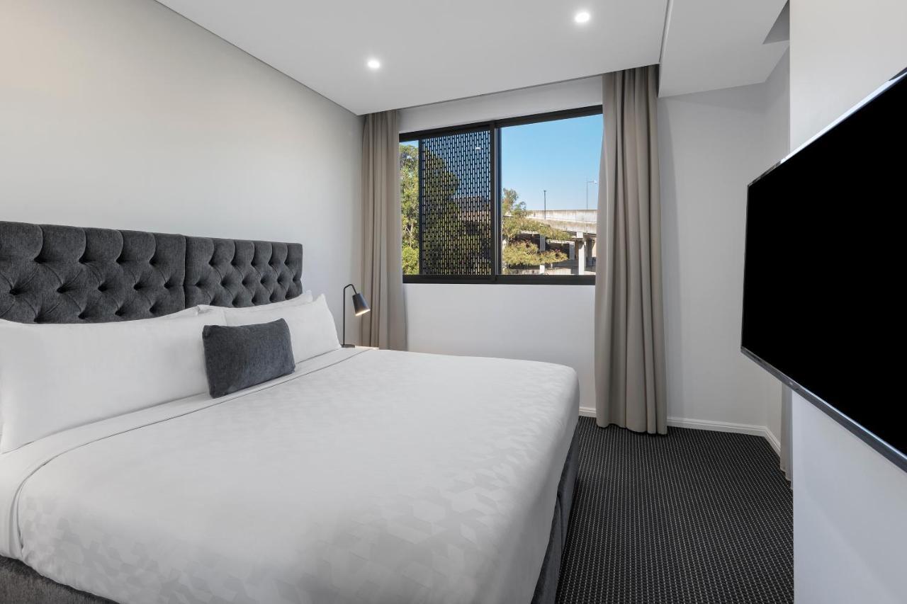 Meriton Suites North Ryde Сидни Екстериор снимка A bedroom at the hotel