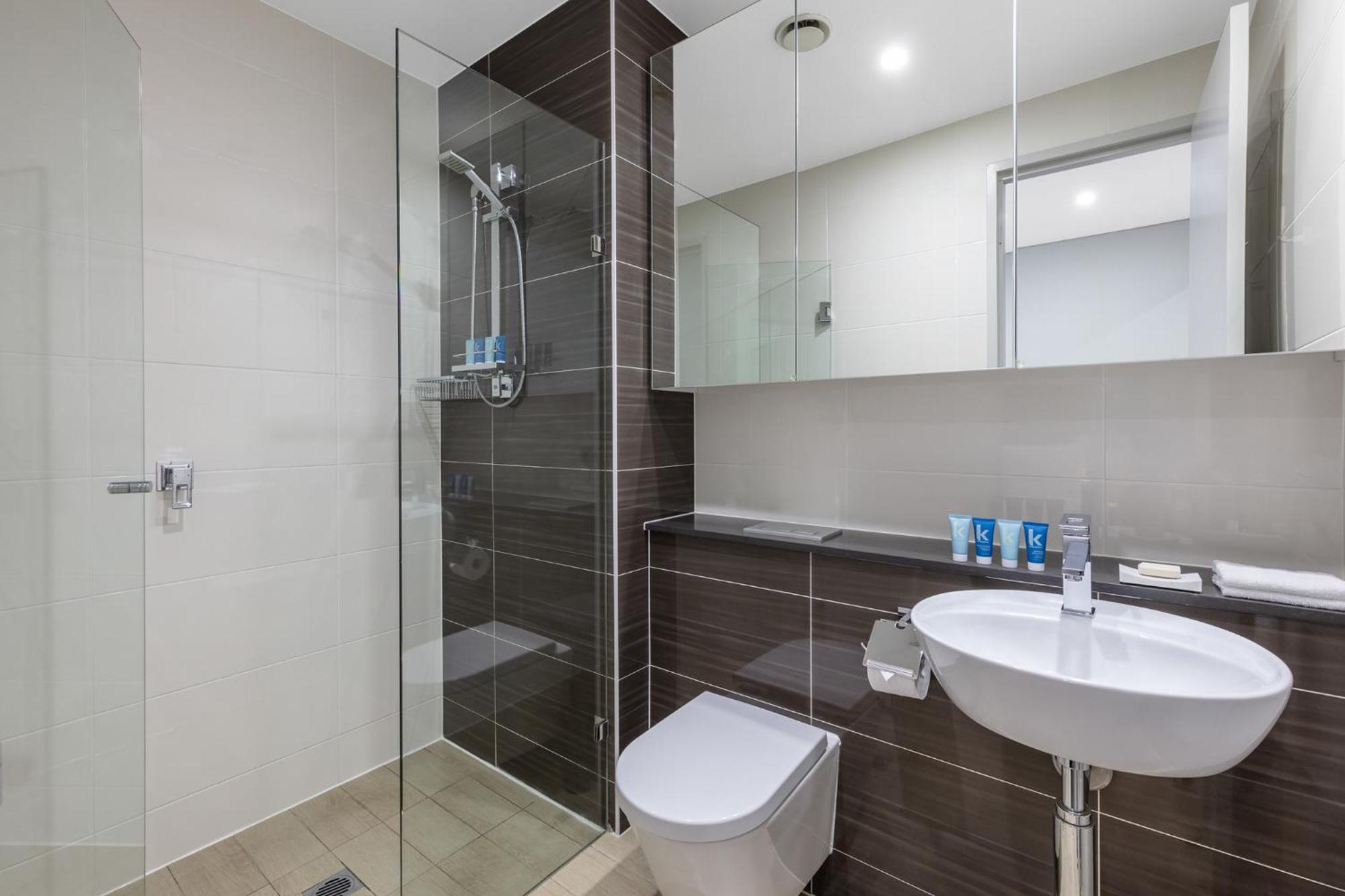 Meriton Suites North Ryde Сидни Екстериор снимка A modern bathroom
