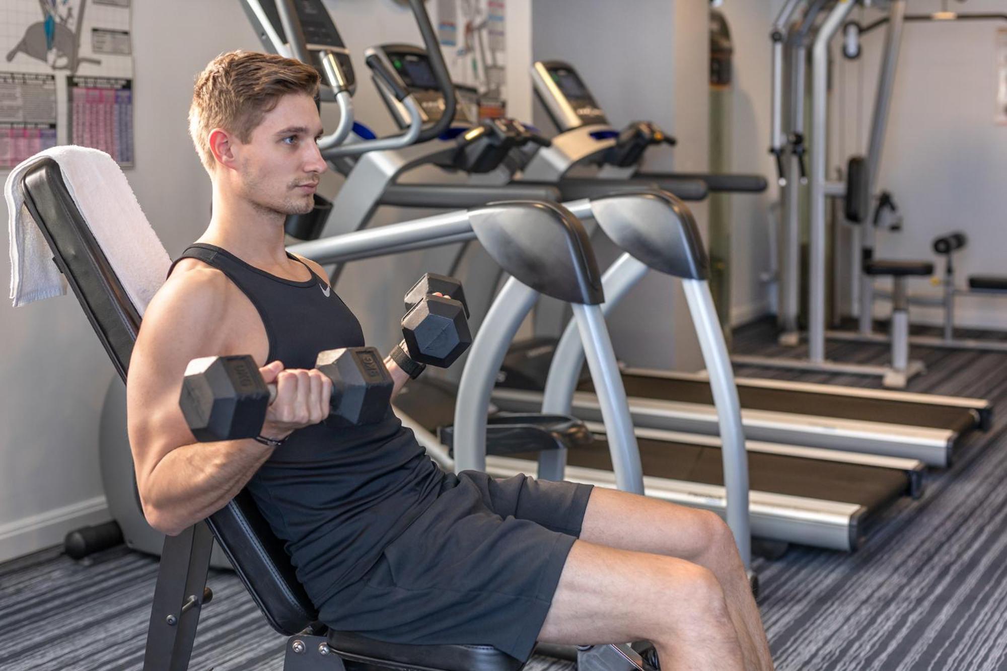 Meriton Suites North Ryde Сидни Екстериор снимка A man using a dumbbell to exercise