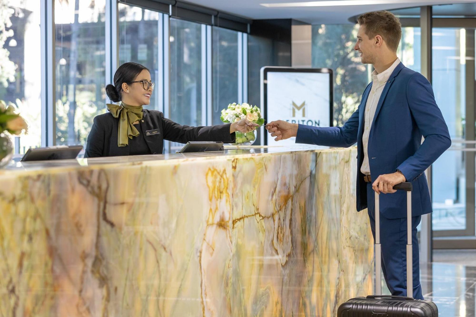 Meriton Suites North Ryde Сидни Екстериор снимка A hotel receptionist
