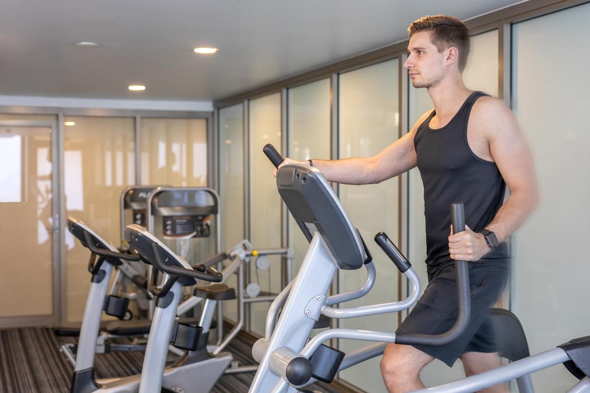 Meriton Suites North Ryde Сидни Екстериор снимка A man using an elliptical trainer